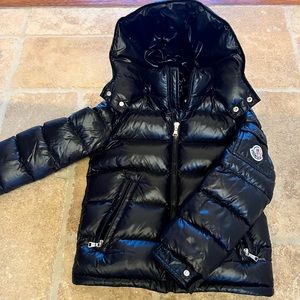 Slightly worn size 8 Boy or girl Moncler jacket with removable hood.